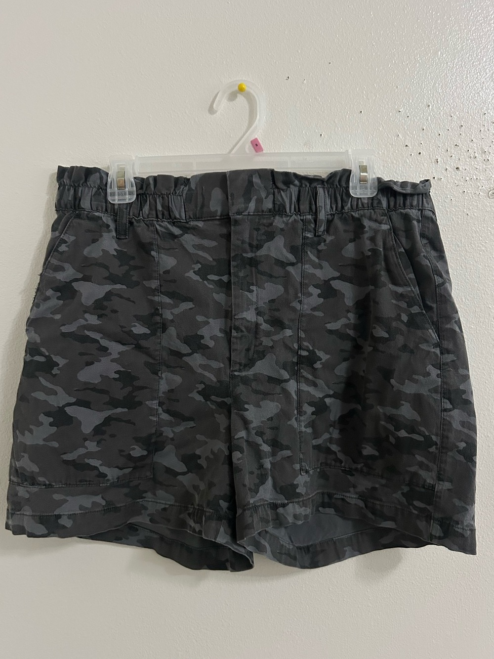 Banana republic grey camo paper bag waist shorts